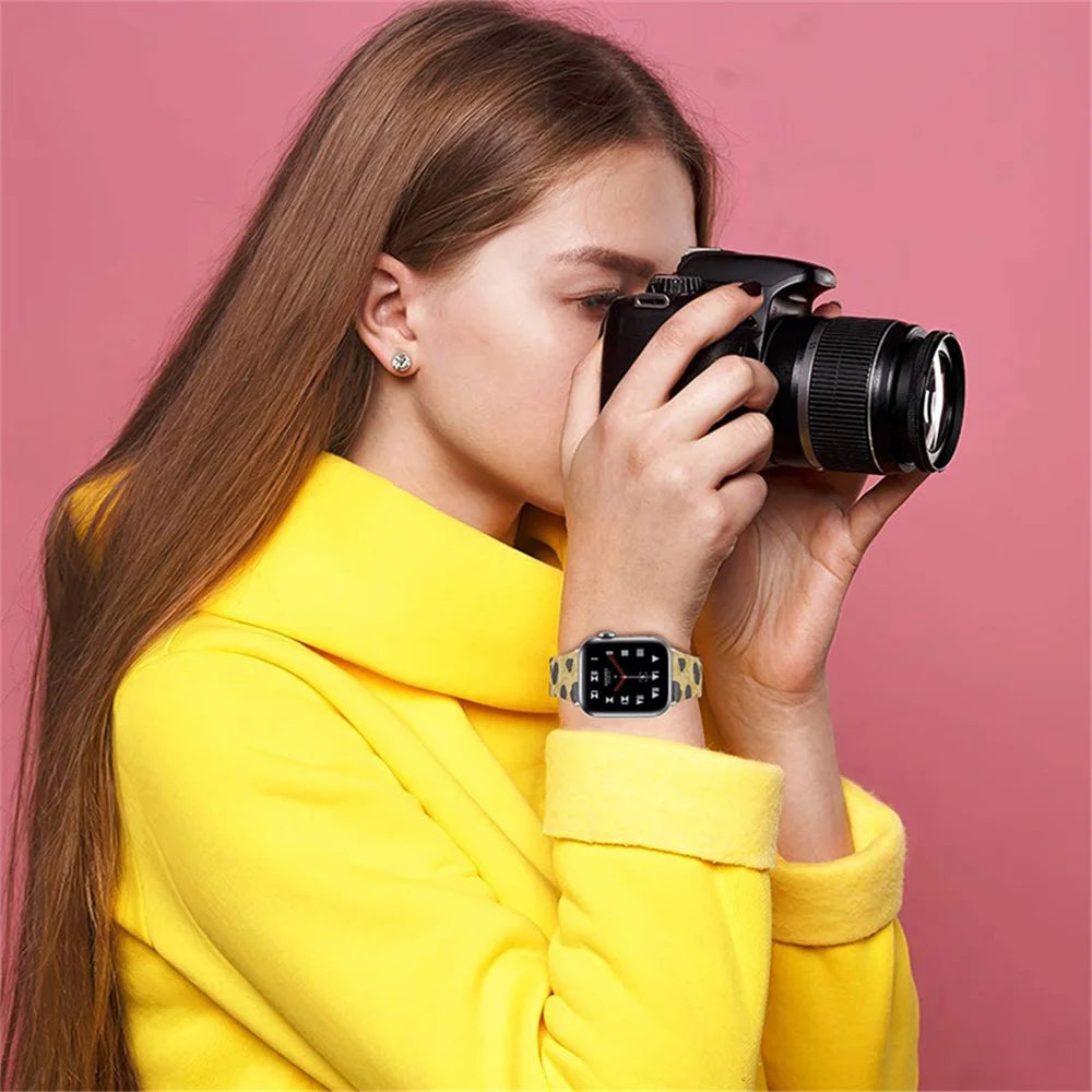 Top Layer Cowhide Genuine Leather Leopard Pattern Strap Round Tail Watchband for Apple Watch Ultra 2 49mm / Series 9 45mm / SE (2023) 44mm / Ultra 49mm / Series 8 45mm / 7 45mm / Watch Series 6 / SE 44mm / SE (2022) 44mm / 5 / 4 44mm / Watch Series 3 / 2 - 5